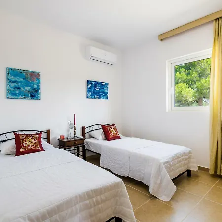 Modern Broumas - A Spacious Haven Keramiai